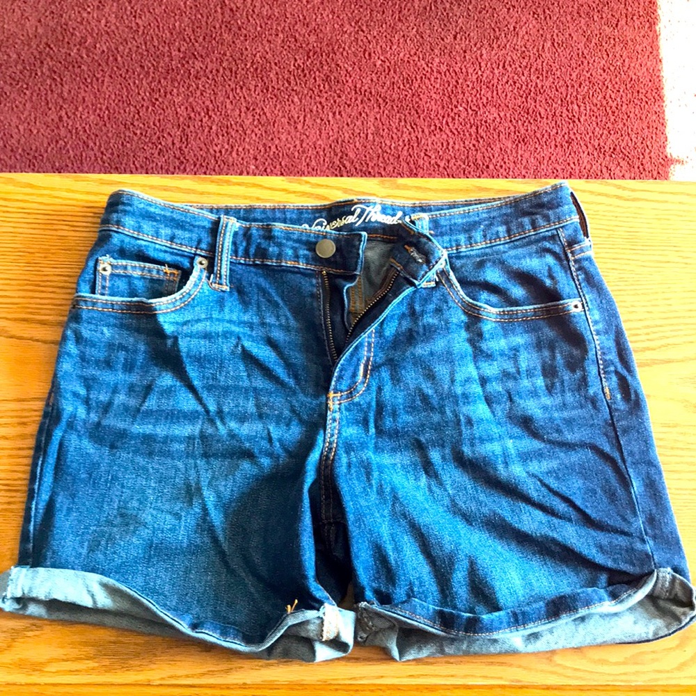 Size 6 women’s universal thread jeans shorts mid rise.
